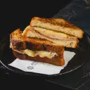 Torrada com filé mignon e queijo